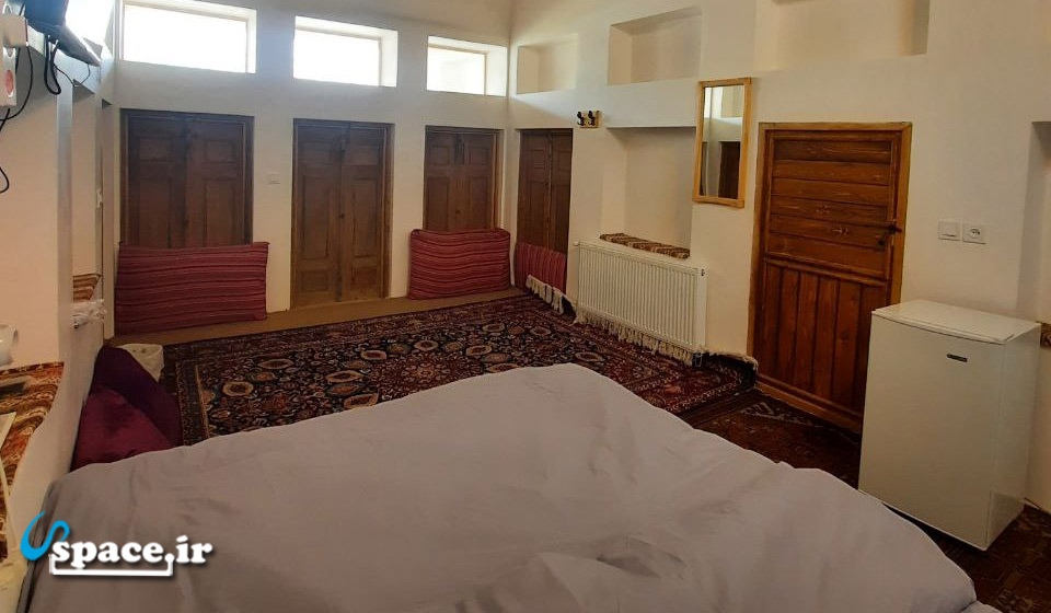 نمای داخلی اتاق سه دری اقامتگاه بوم گردی افوشتا - نطنز